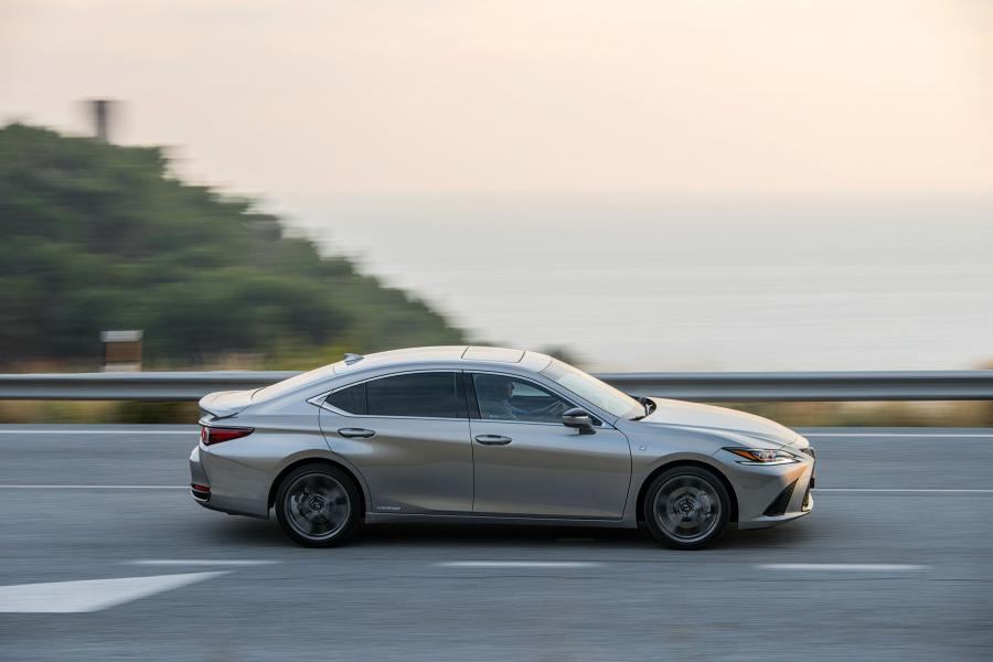  Lexus ES300h F-Sport 2018 года  (WW) (фото 24 из 46)